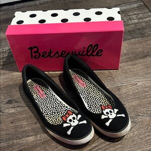 Betsey Johnson Black Skull Sneakers size 8 women’s